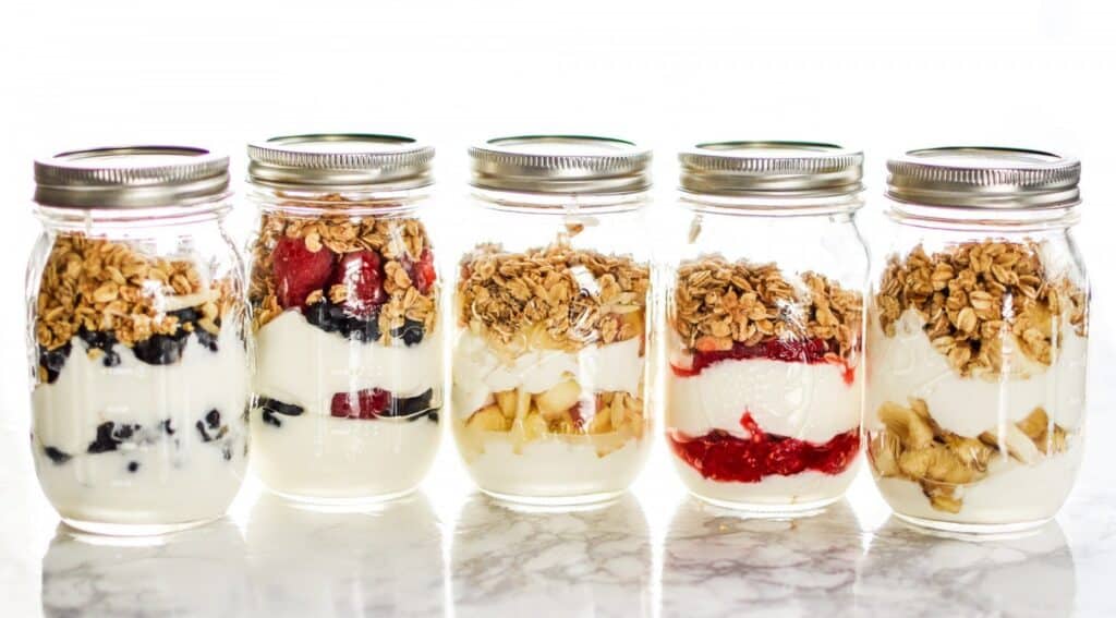 yogurt-parfait-mason-jars