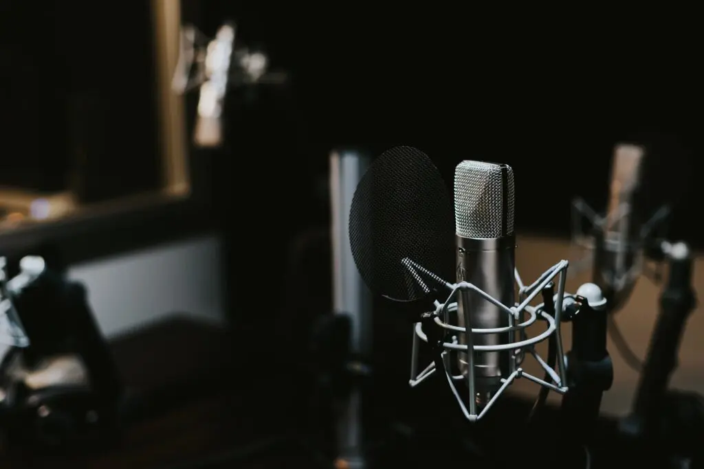 how-to-speak-into-a-mic-during-a-podcast